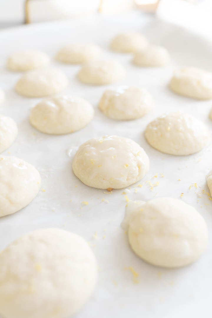 Side view of lemon meltaway cookies in a row on the counter. 