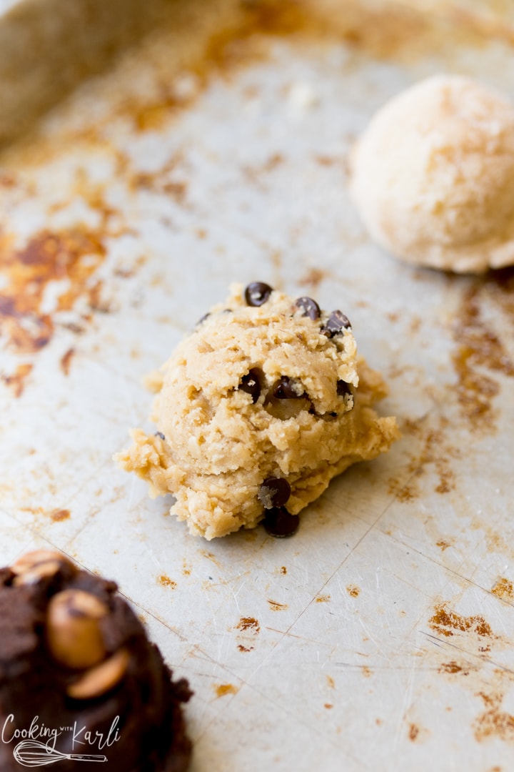 A single scoop of peanut butter oatmeal chocolate chip eggless cookie dough. 