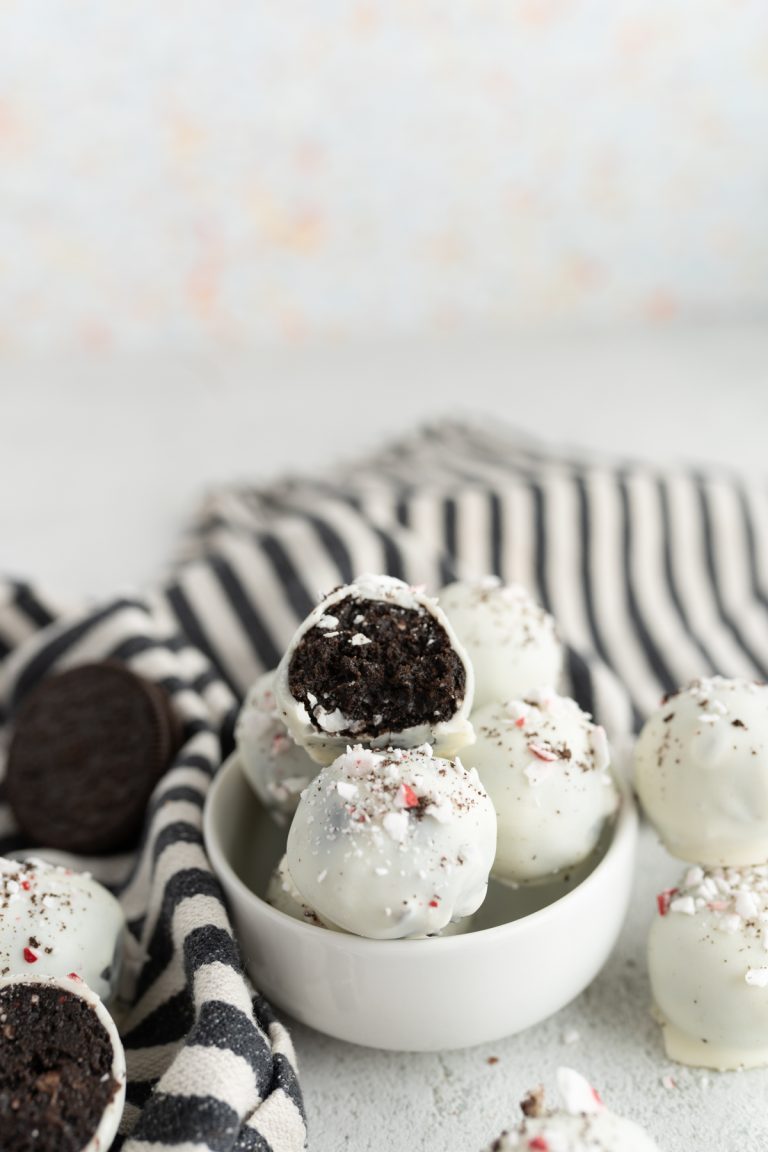 Peppermint Oreo Truffles - Cookies for Days