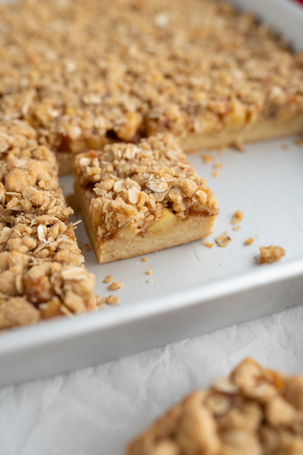 An apple crumb cookie bar in a pan. 