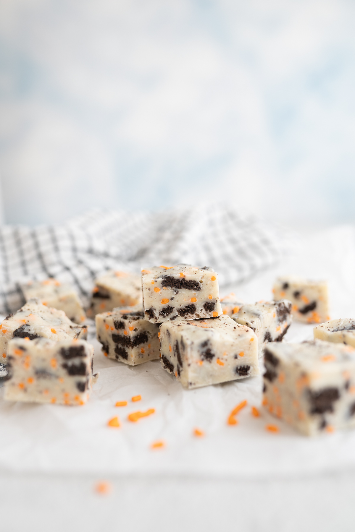 white chocolate fudge with crushed oreo cookies 